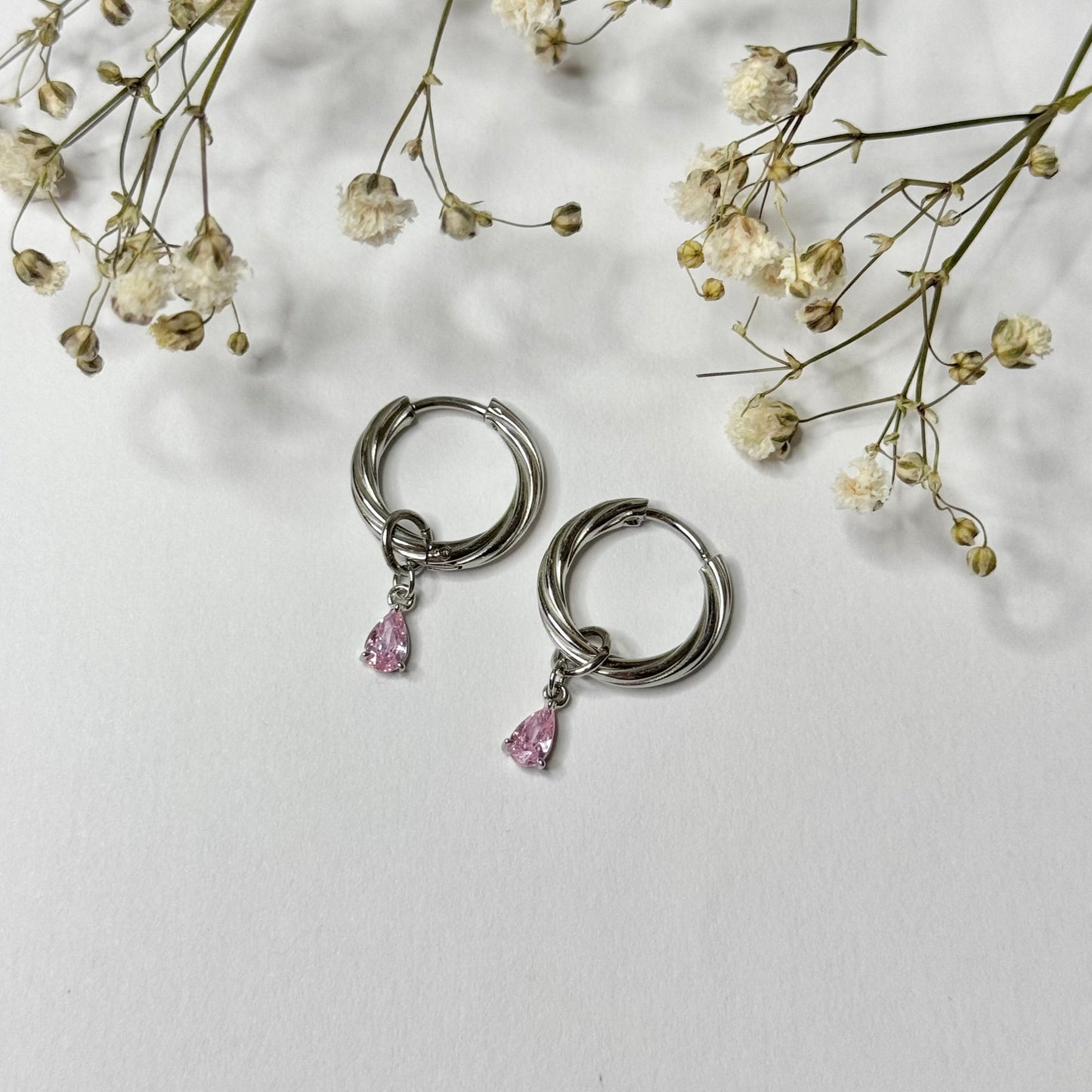 Boucles d'oreilles créoles argentées et torsadées pendentif goutte rose