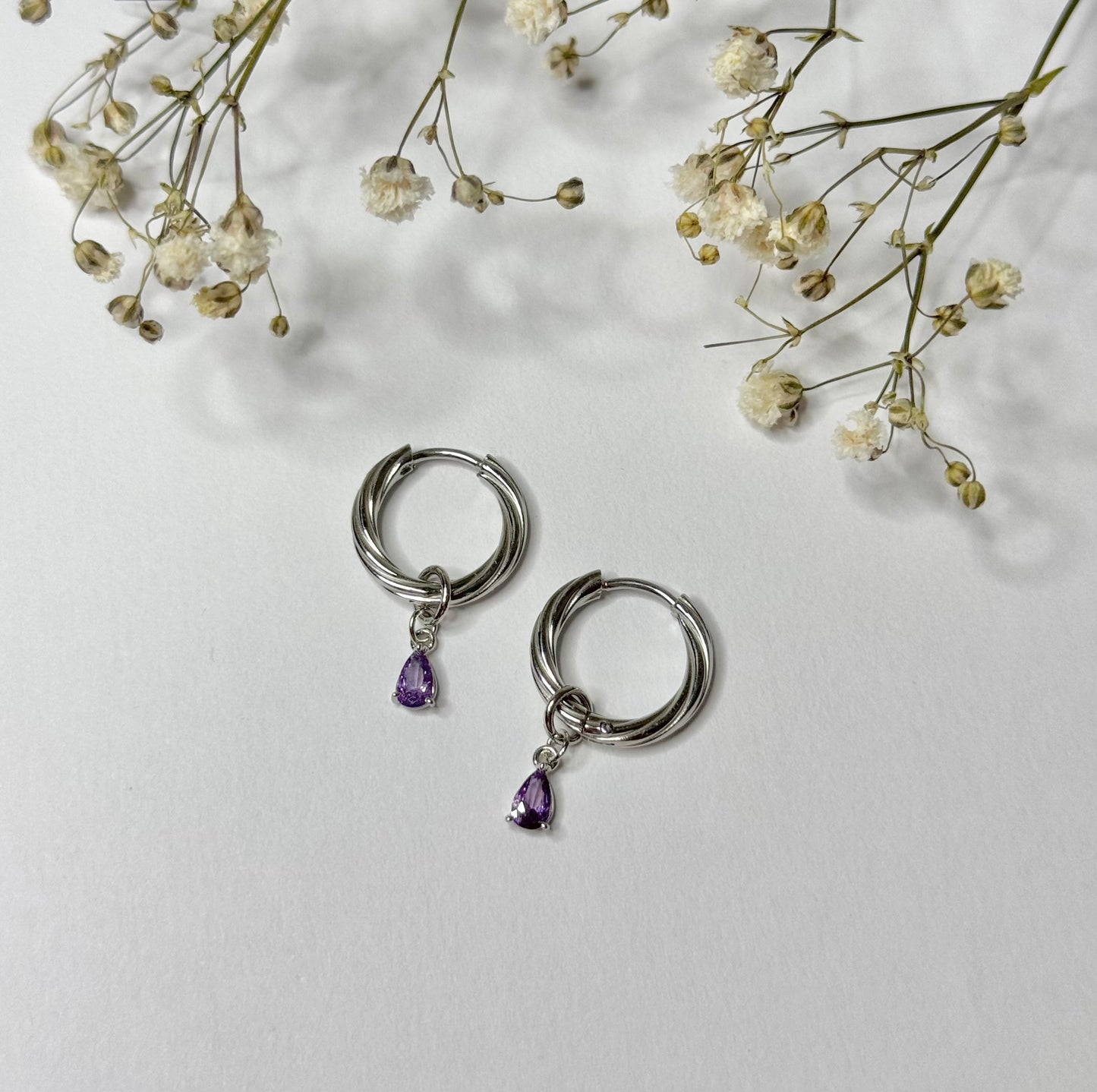 Boucles d'oreilles créoles argentées et torsadées pendentif goutte violet
