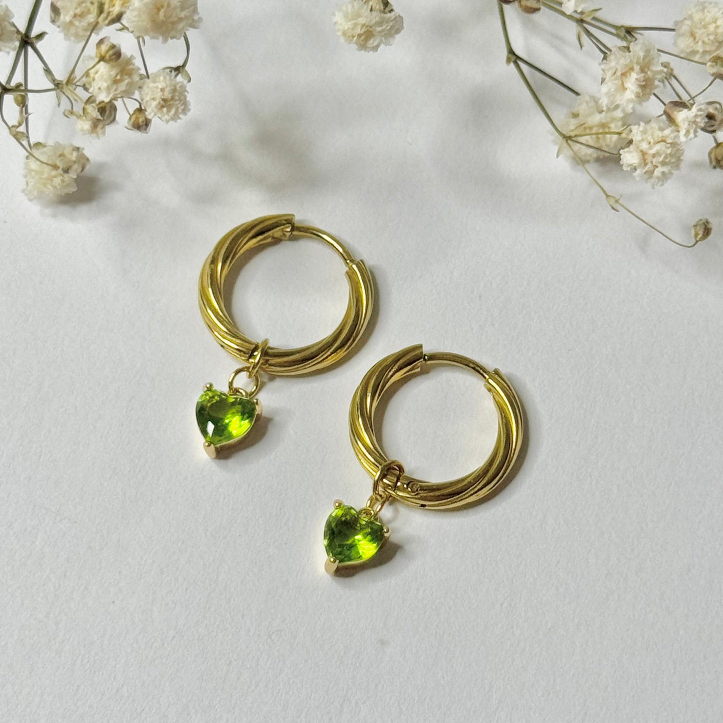 Boucles d'oreilles créoles torsadées dorées en acier inoxydable et pendentif coeur vert pomme