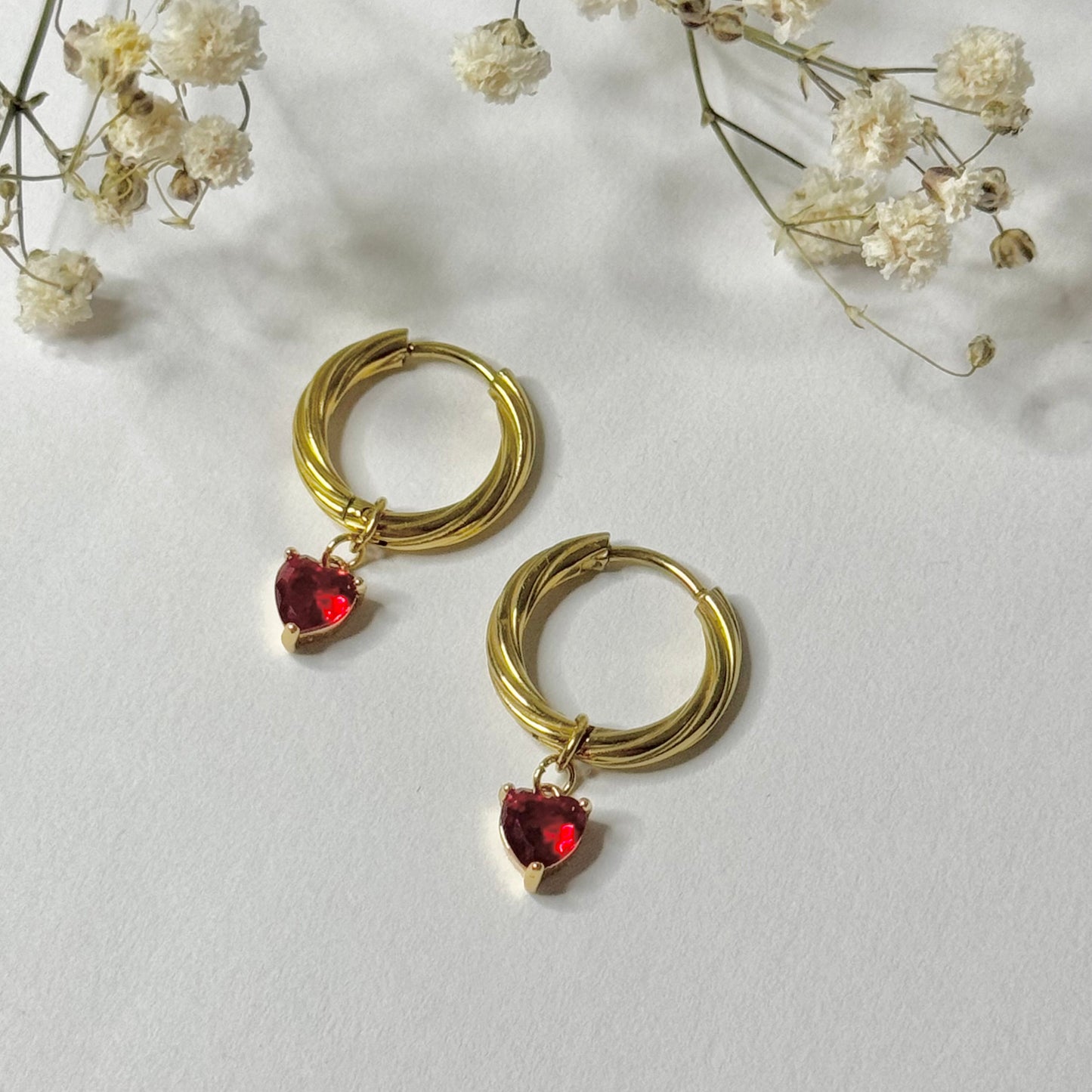 Boucles d'oreilles créoles torsadées dorées en acier inoxydable et pendentif coeur rouge rubis