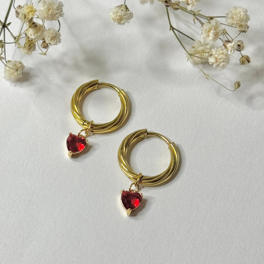 Boucles d'oreilles créoles torsadées dorées en acier inoxydable et pendentif coeur rouge rubis