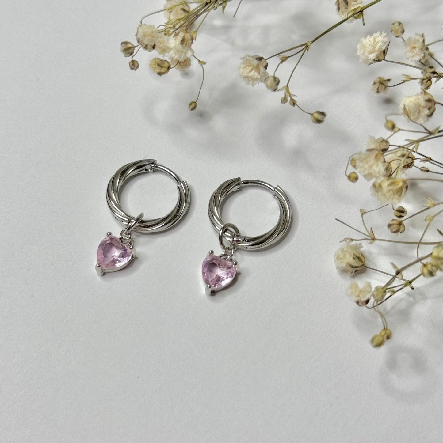 Boucles d'oreilles créoles argentées acier inoxydable torsadées et striées pendentif coeur rose