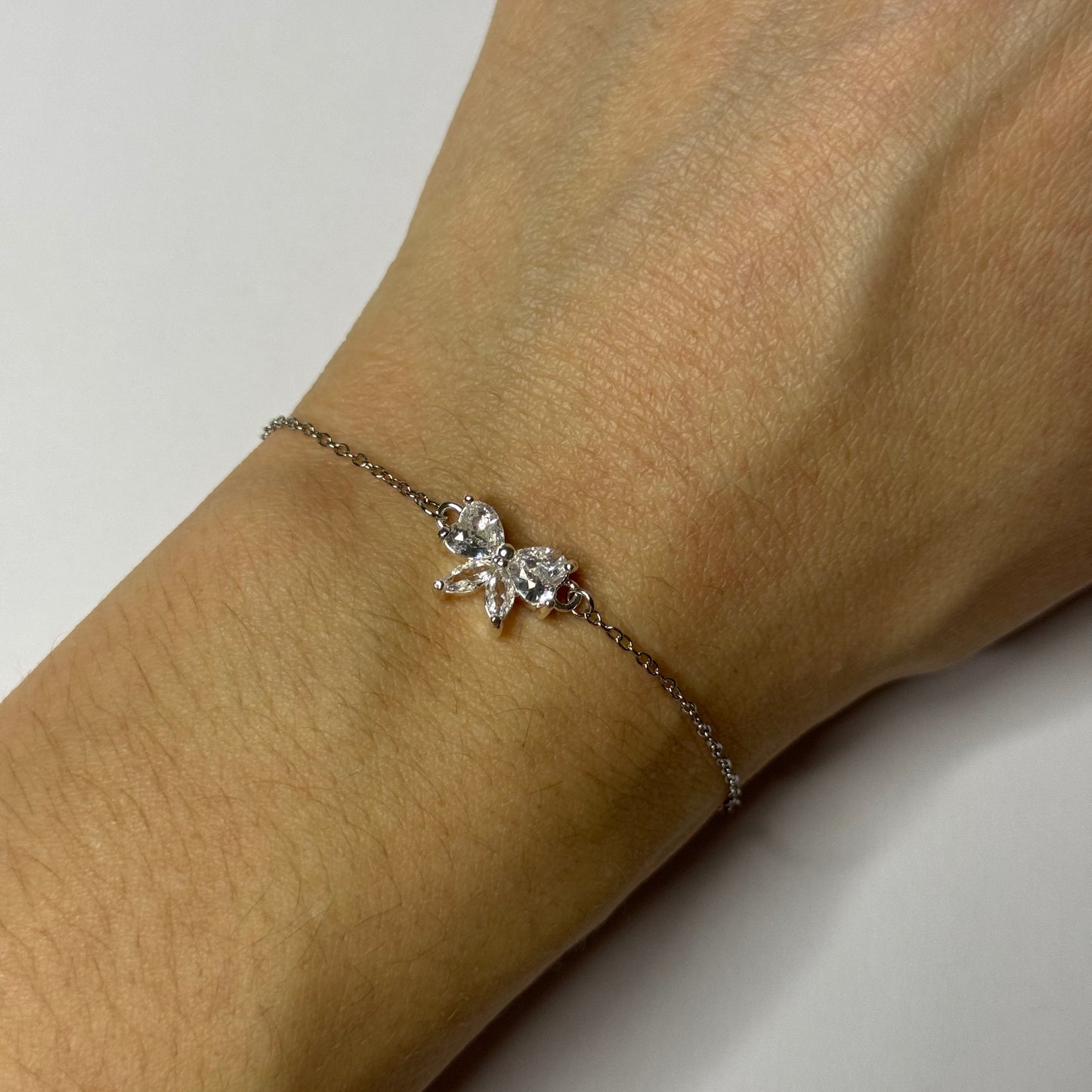 Bracelet en acier inoxydable argenté et connecteur noeud en oxyde de zirconium