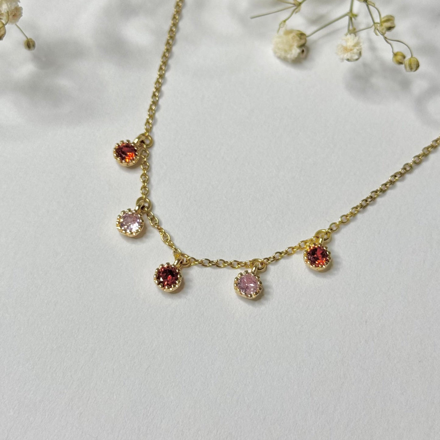 Bracelet petit poignet dore en acier inoxydable et pendentifs rose et rouge en oxyde de zirconium