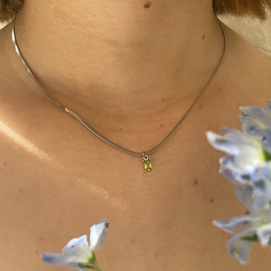 collier argente chaine plate acier inoxydable pendentif vert pomme rectangle oxyde de zirconium