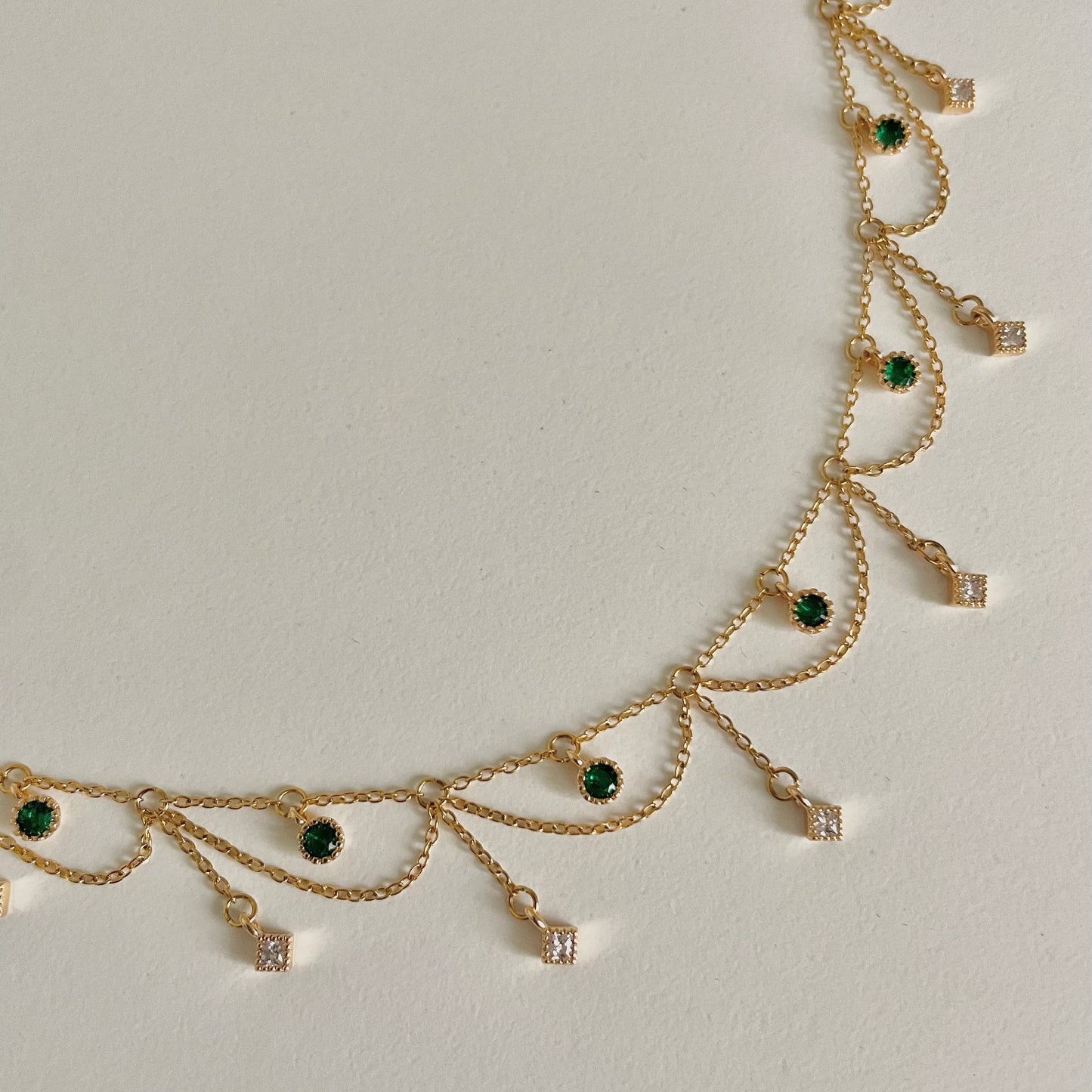 Collier princesse réglable acier inoxydable doré pendentifs vert émeraude et losange blanc en oxyde de zirconium