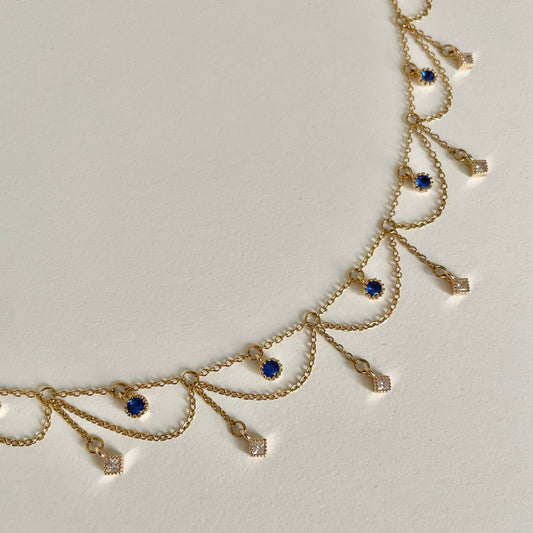 Collier réglable doré en acier inoxydable et pendentifs bleu lapis et blanc en forme de losange en oxyde de zirconium