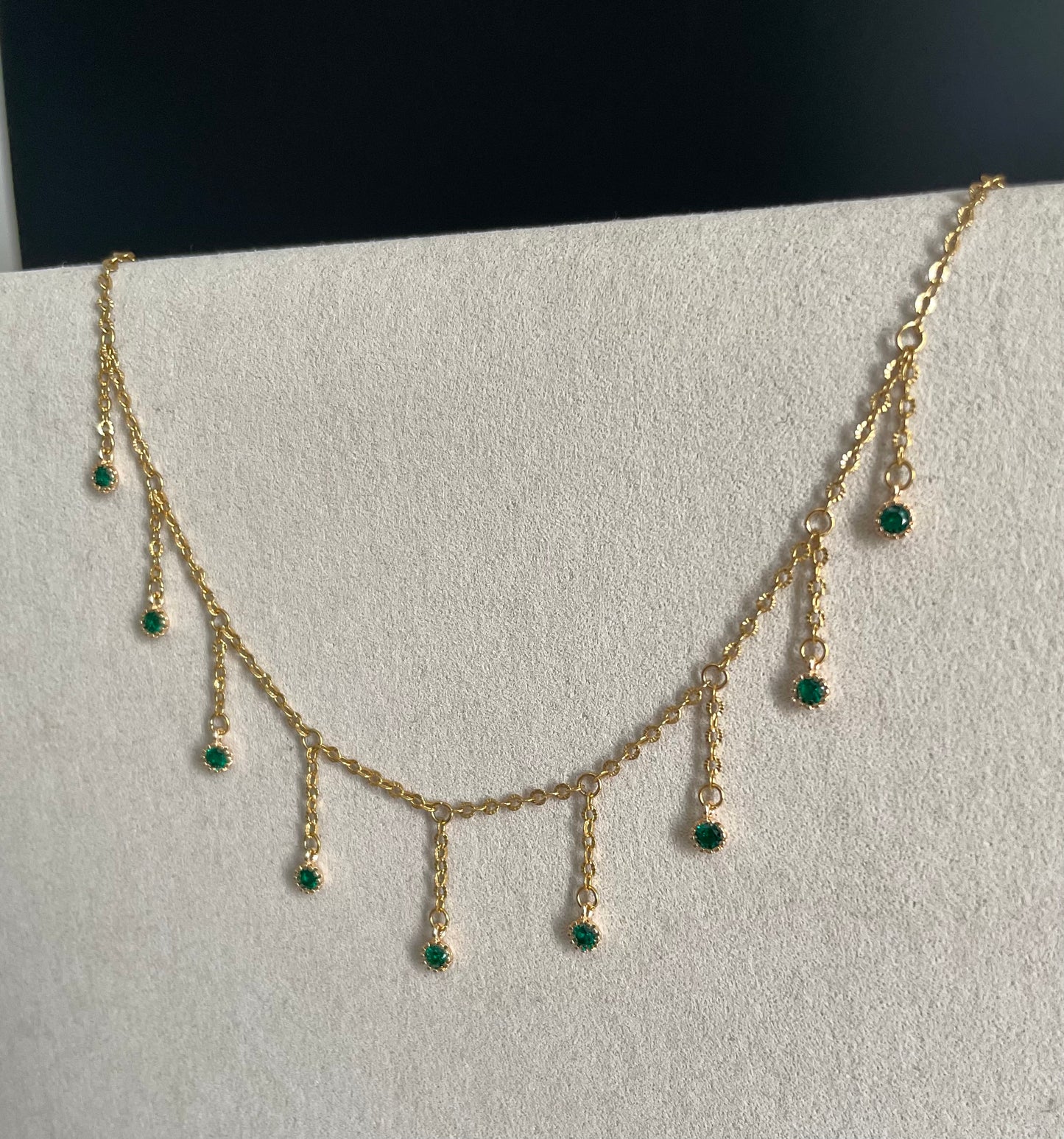 ras de cou collier acier inoxydable dore pendentif oxyde de zirconium vert emeraude