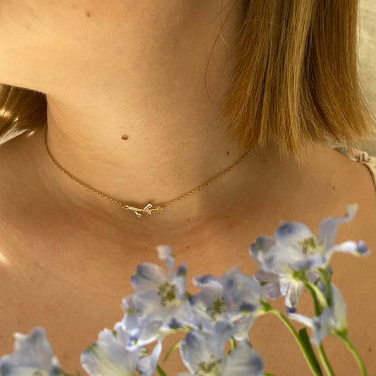 ras de cou dore acier inoxydable branche minimaliste oxyde de zirconium blanc