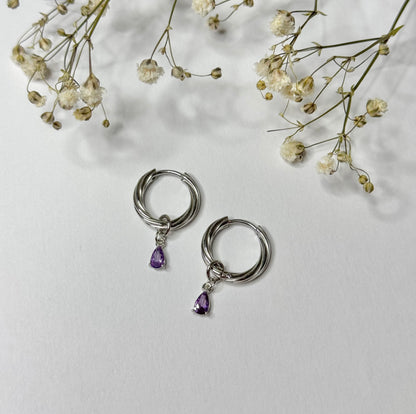 Boucles d'oreilles créoles argentées et torsadées pendentif goutte violet
