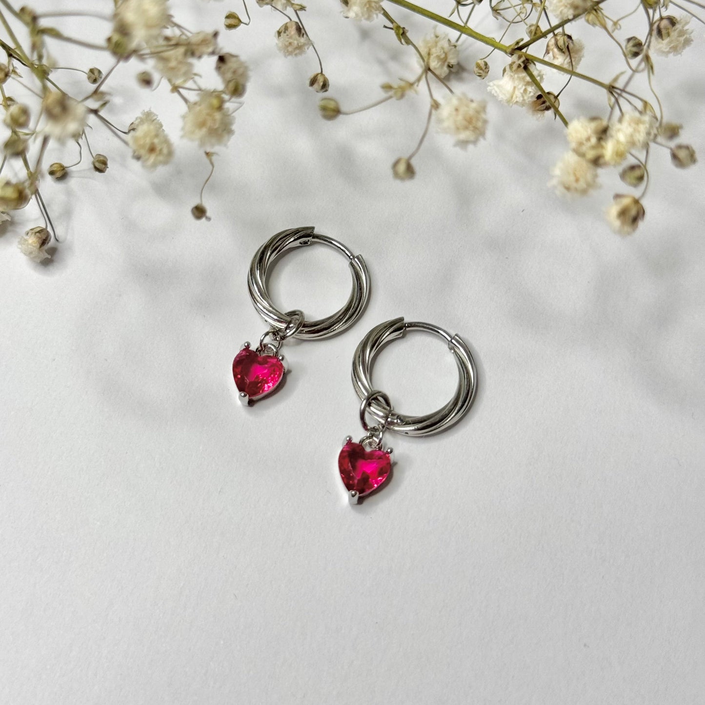 Boucles d'oreilles créoles striées et torsadées et pendentif coeur en oxyde de zirconium rouge