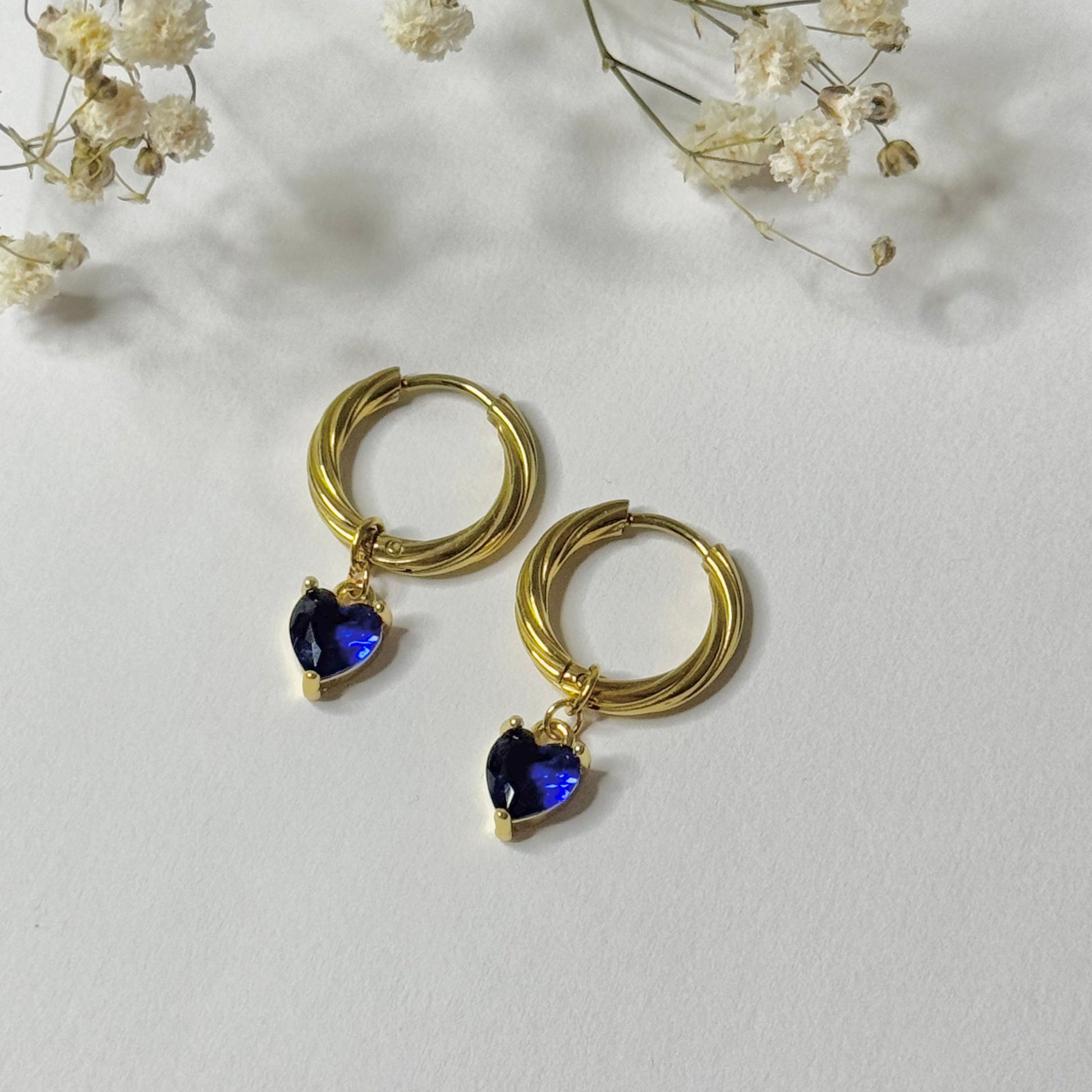 Boucles d'oreilles créoles torsadées dorées en acier inoxydable et pendentif coeur bleu lapis