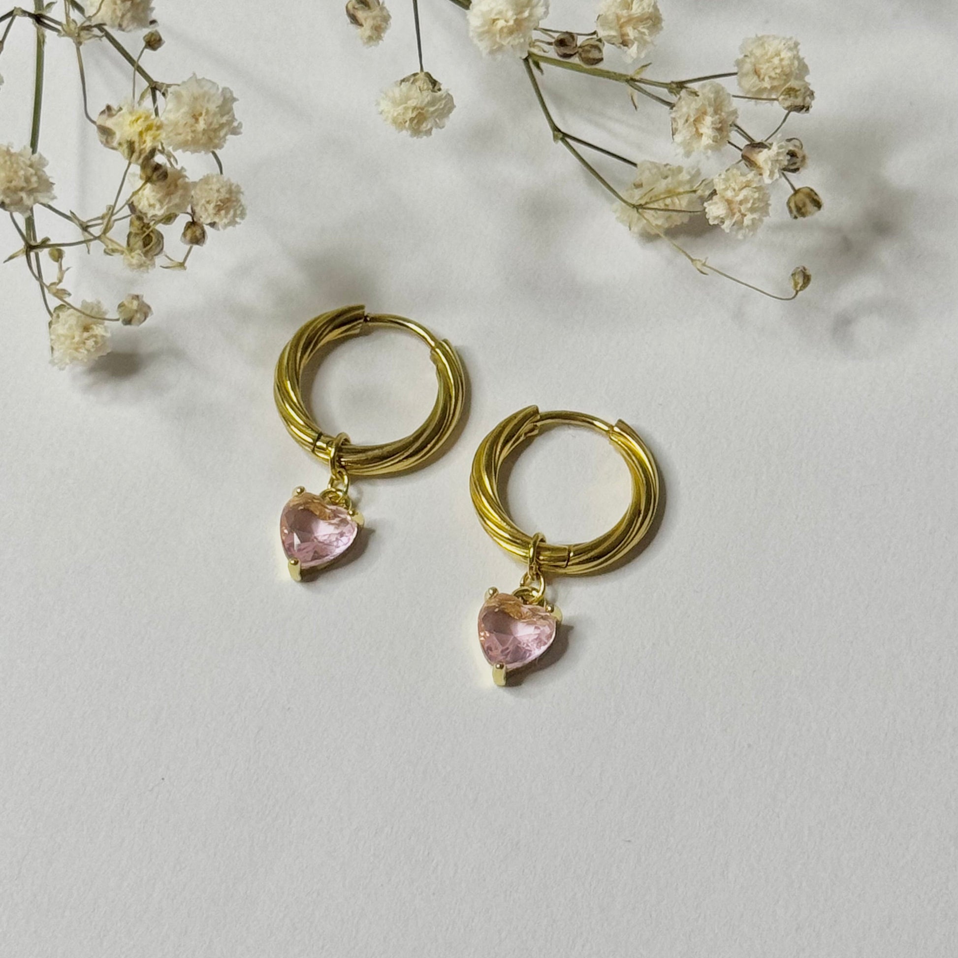 Boucles d'oreilles créoles torsadées dorées en acier inoxydable et pendentif coeur rose pâle