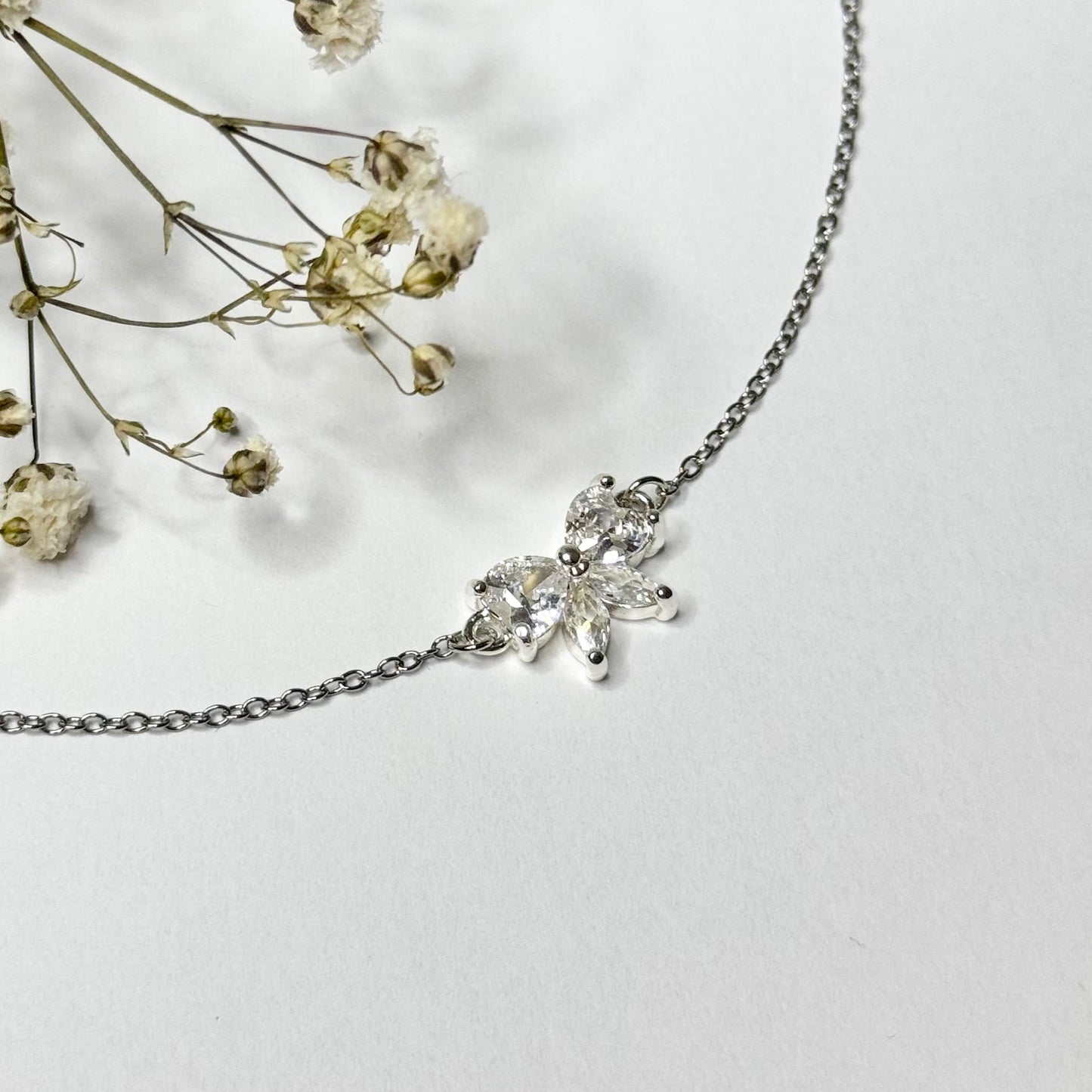 Bracelet argenté en acier inoxydable connecteur noeud en oxyde de zirconium blanc