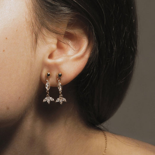 Boucles d'oreilles doré en acier inoxydable avec pendentif blanc en oxyde de zirconium