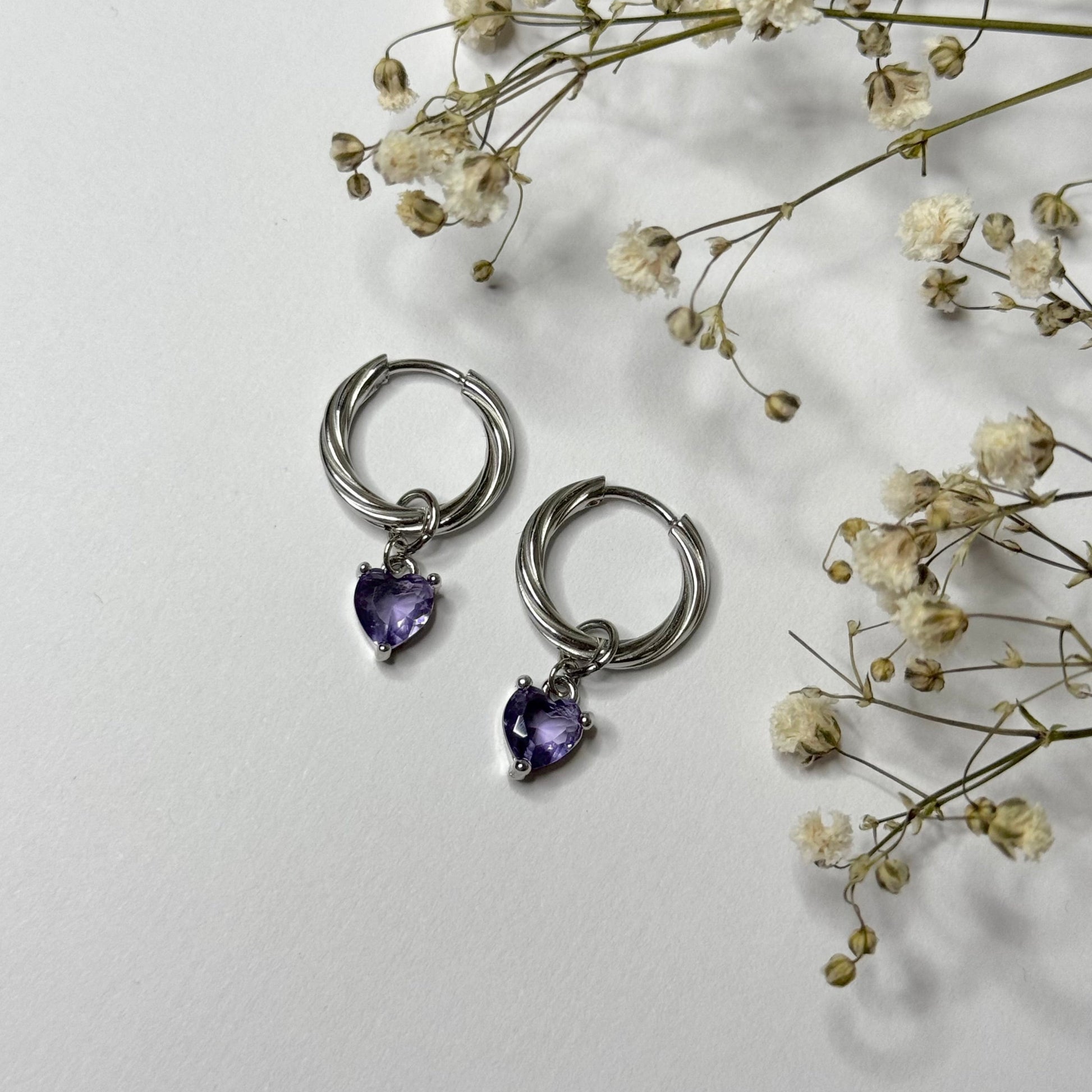 Créoles en acier inoxydable argenté torsadées et striées avec pendentif coeur violet en oxyde de zirconium