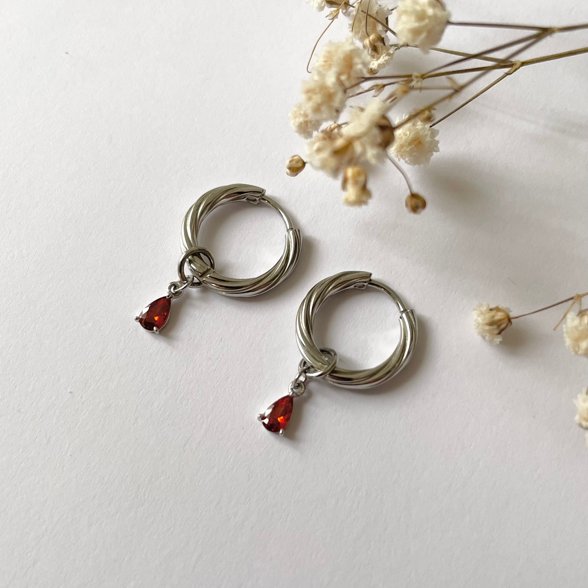 boucles d'oreilles creoles torsadees pendentif gouttes rouge orange