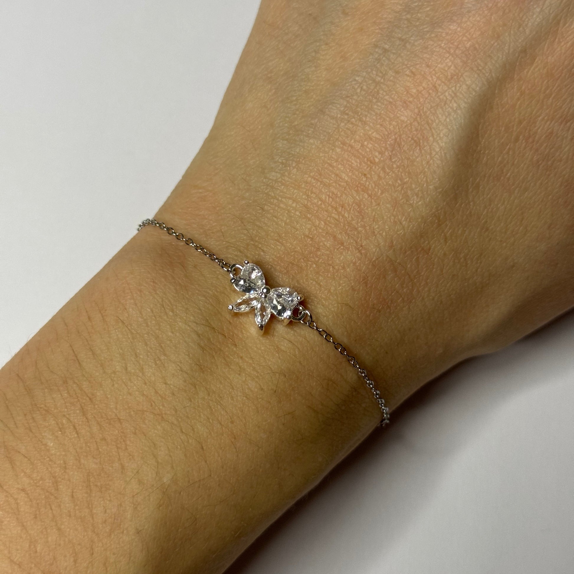 Bracelet en acier inoxydable argenté et connecteur noeud en oxyde de zirconium