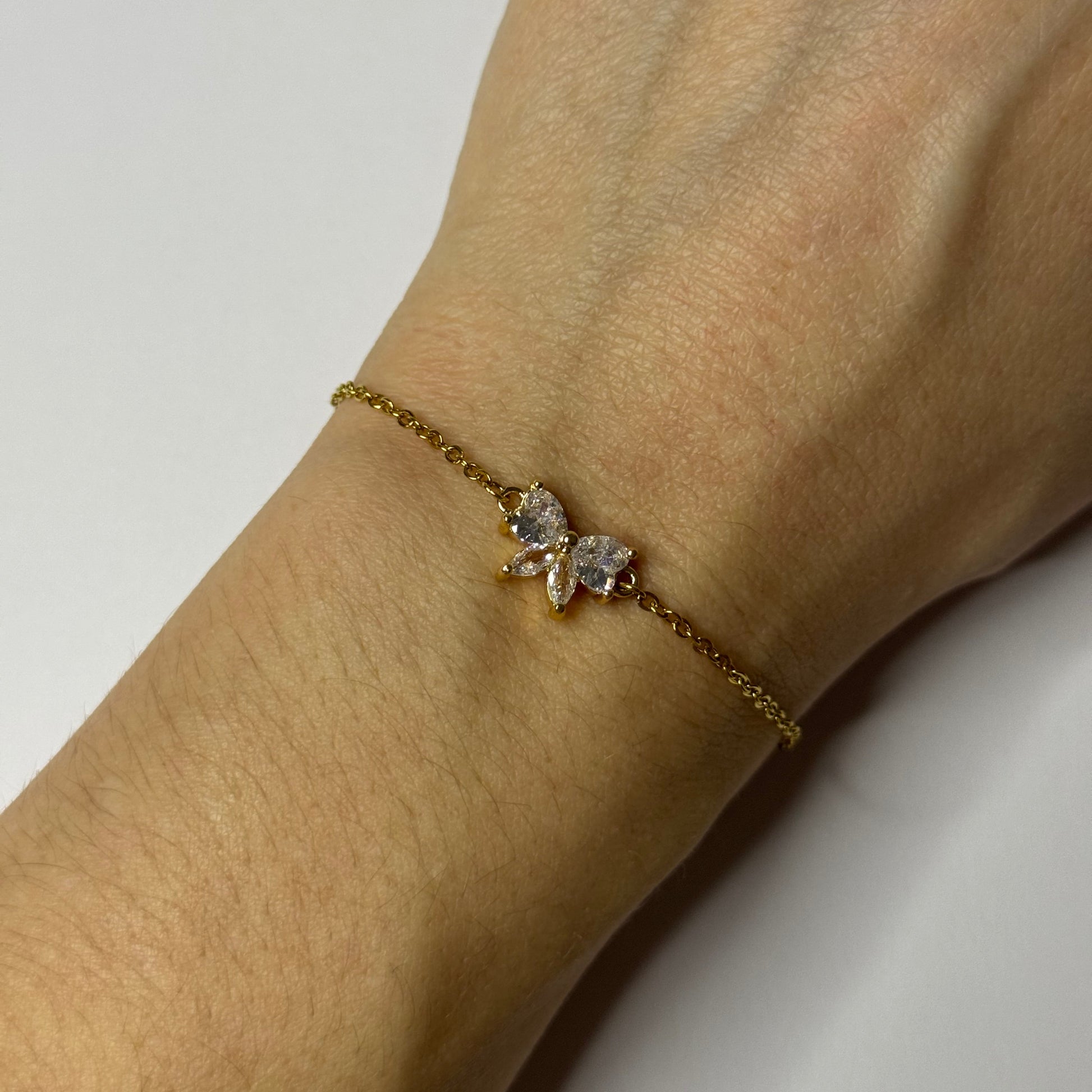 Bracelet doré en acier inoxydable et noeud en oxyde de zirconium