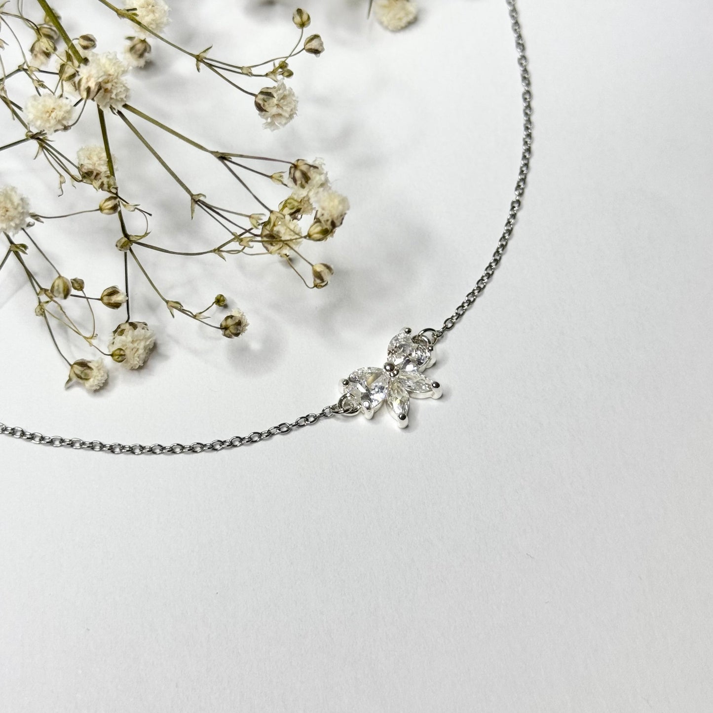 Collier argenté acier inoxydable pendentif noeud minimaliste élégant romantique.
