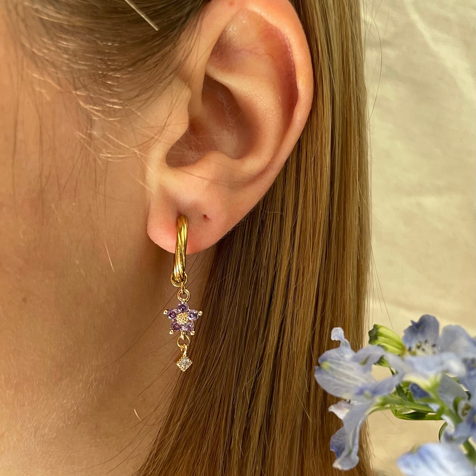 mono boucles creoles pendentif fleur  violette acier inoxydable dore